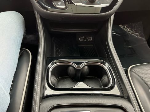 Used 2025 Chrysler Pacifica Limited FWD image 27