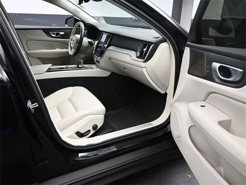 Used 2024 Volvo V60 B5 Cross Country Plus image 31