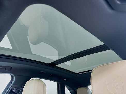 Certified 2025 Porsche Macan AWD/4WD image 24