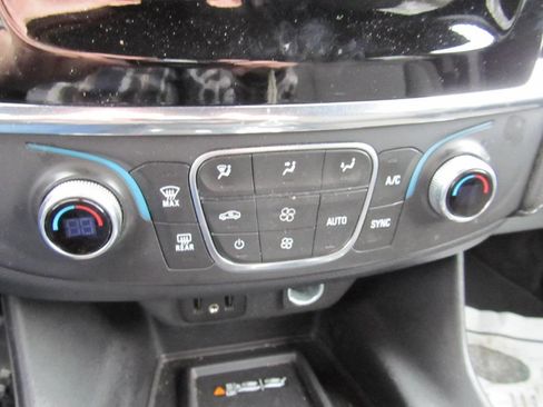 Used 2023 Chevrolet Traverse LT image 62