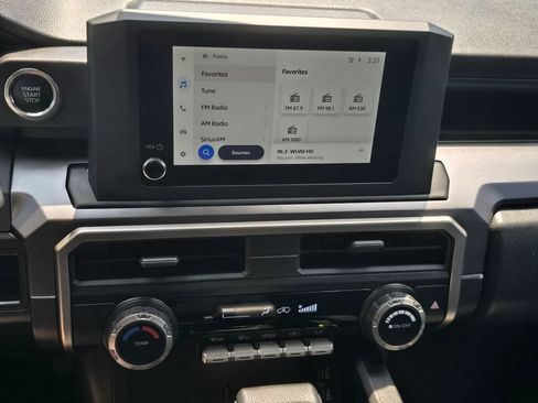 Used 2025 Toyota 4Runner SR5 AWD/4WD image 40