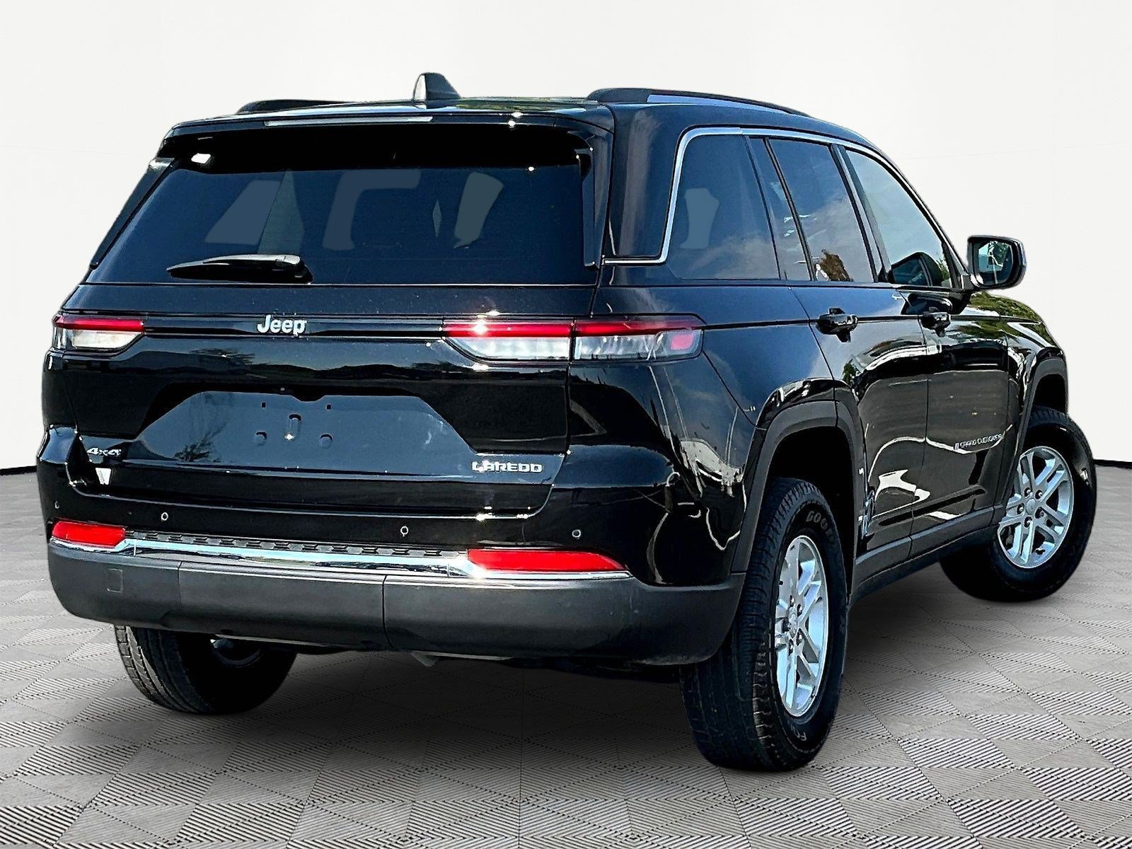 Used 2023 Jeep Grand Cherokee Laredo w/ Trailer Tow Prep Group (B) AWD/4WD image 6