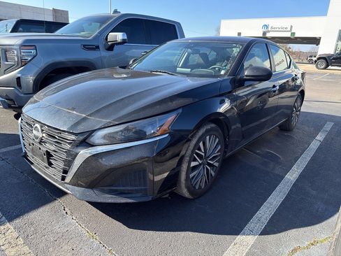 Used 2024 Nissan Altima 2.5 SV image 1