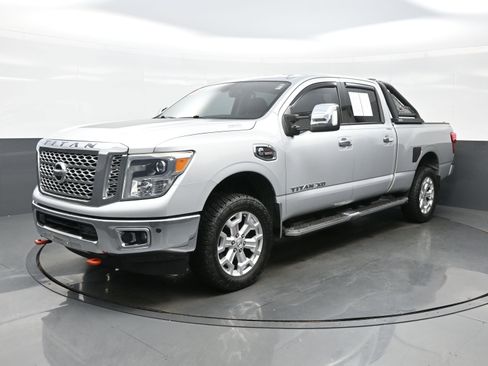 Used 2016 Nissan Titan SL image 2