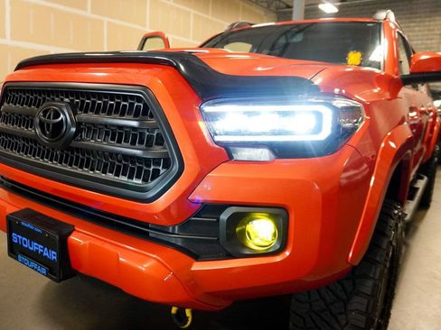 Used 2016 Toyota Tacoma TRD Sport AWD/4WD image 5