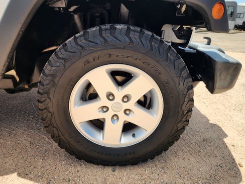Used 2016 Jeep Wrangler Unlimited Rubicon w/ Connectivity Group AWD/4WD image 10