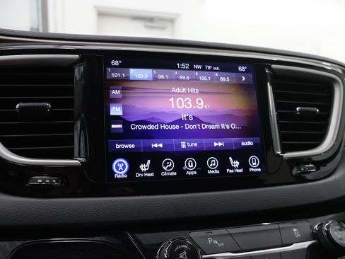 Used 2017 Chrysler Pacifica Touring-L FWD image 12