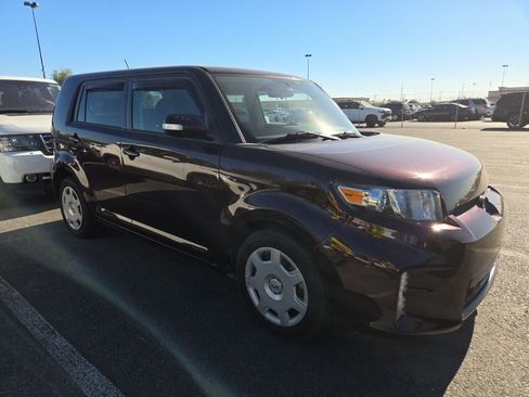 Used 2014 Scion xB image 2