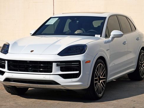 Used 2024 Porsche Cayenne Turbo AWD/4WD image 57