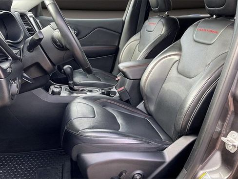 Used 2019 Jeep Cherokee Trailhawk image 23