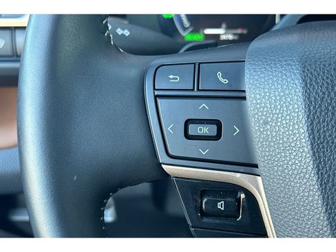 Certified 2025 Toyota Crown Signia image 28