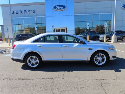 Used 2016 Ford Taurus SE image 4