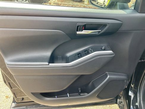 Used 2024 Toyota Highlander XLE image 11