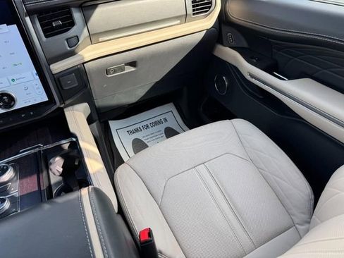 Used 2023 Ford Expedition Platinum AWD/4WD image 16