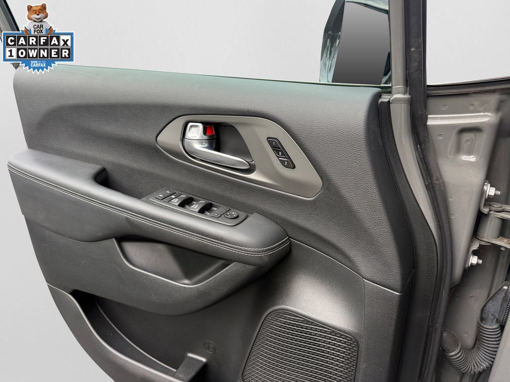 Used 2025 Chrysler Pacifica Select AWD/4WD image 27