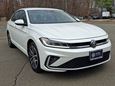 Certified 2025 Volkswagen Jetta SE image 2