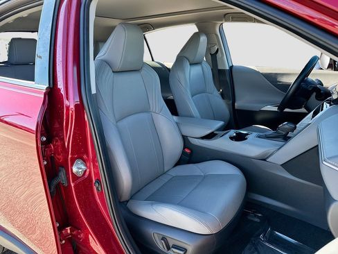 Used 2023 Toyota Venza Limited image 27