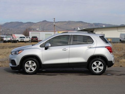 Used 2022 Chevrolet Trax LT w/ LT Convenience Package FWD image 3