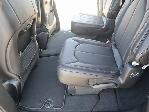 New 2026 Chrysler Pacifica Select image 12