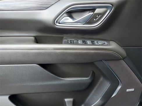 Used 2024 GMC Yukon XL SLT w/ SLT Luxury Package image 16