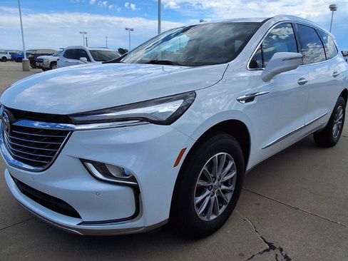 Used 2023 Buick Enclave Essence FWD image 4