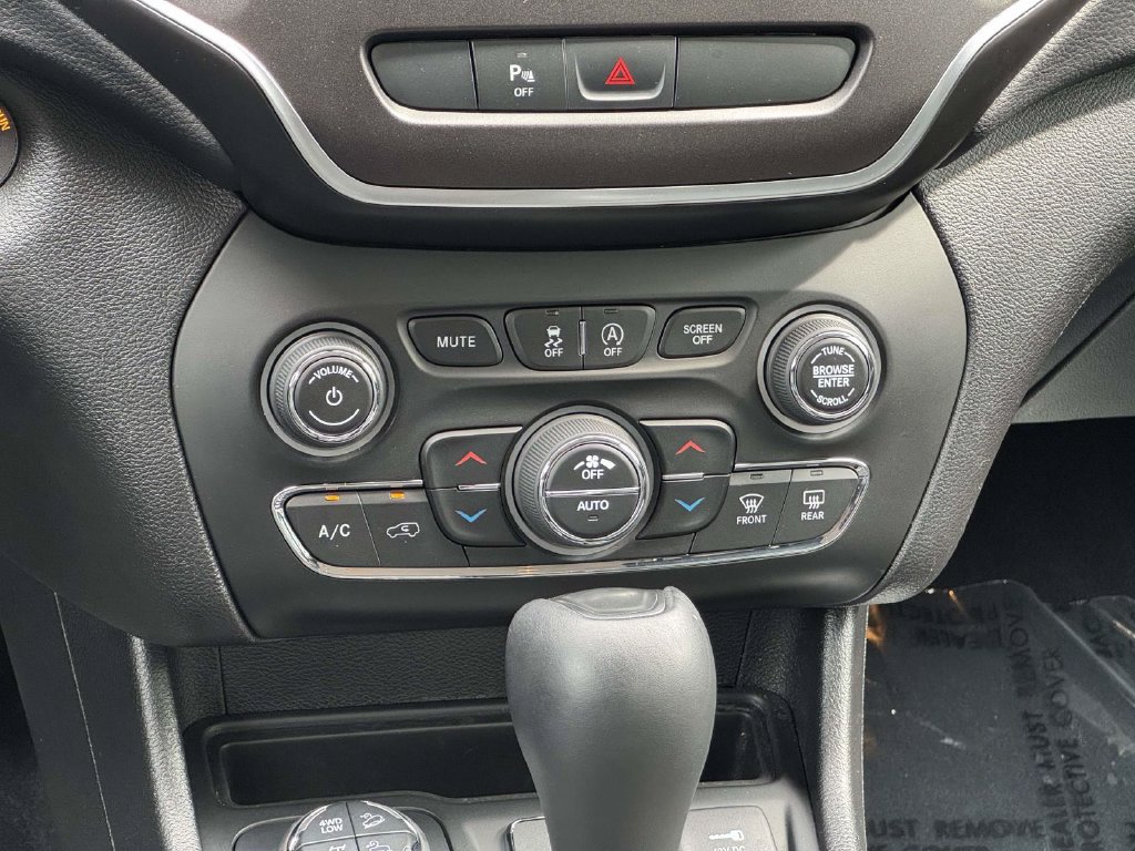Used 2020 Jeep Cherokee Trailhawk AWD/4WD image 18