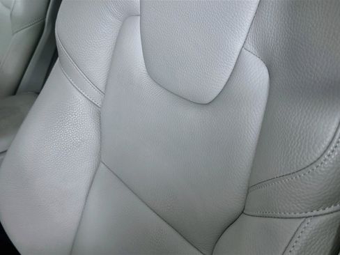 Used 2022 Volvo XC60 B5 Momentum w/ Protection Package Premier FWD image 19