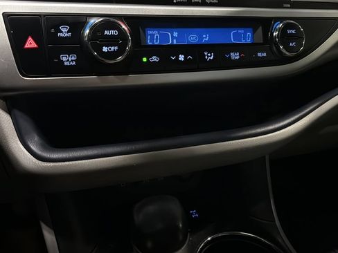 Used 2019 Toyota Highlander XLE AWD/4WD image 32