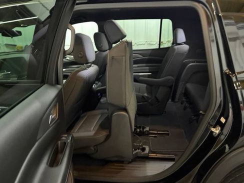 Used 2025 Chevrolet Traverse LT AWD/4WD image 22