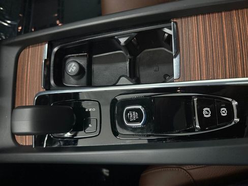 Used 2023 Volvo XC60 B5 Plus image 17