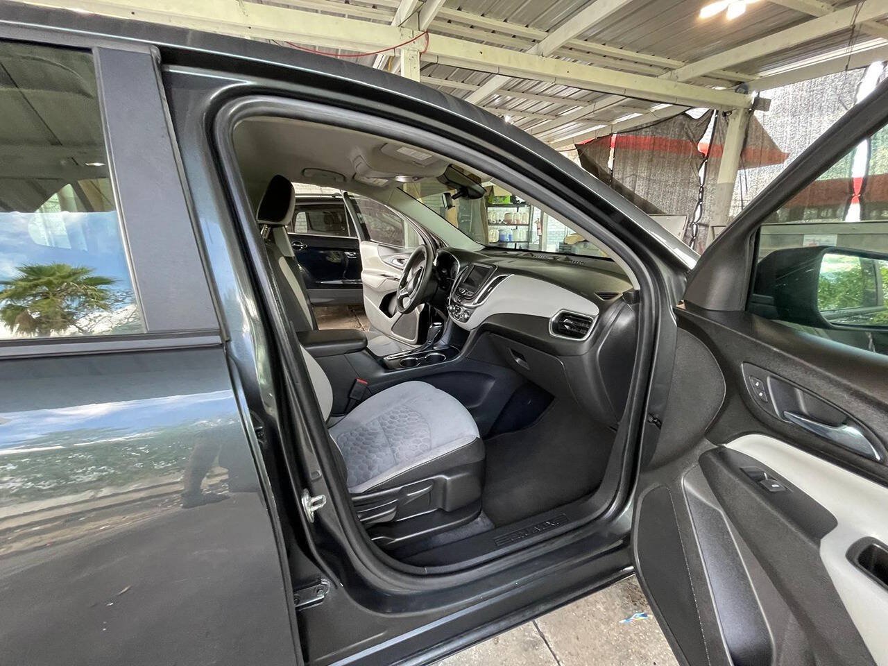 Used 2020 Chevrolet Equinox LS FWD image 17