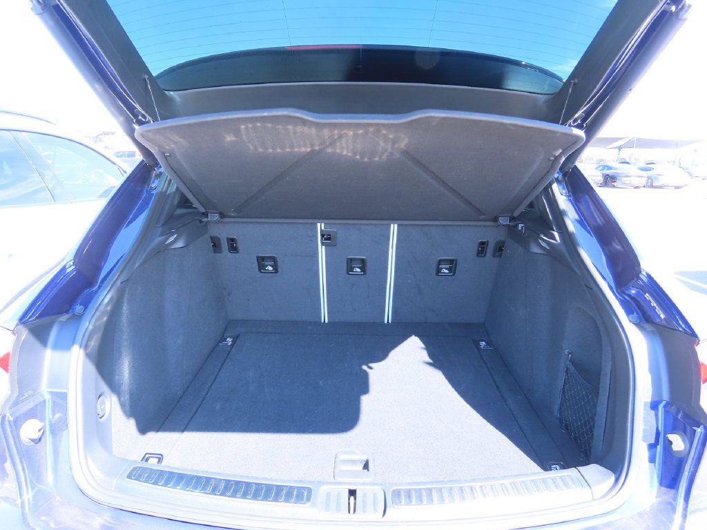 Used 2022 Porsche Macan AWD/4WD image 12
