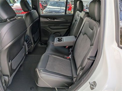 New 2025 Jeep Grand Cherokee Altitude image 11