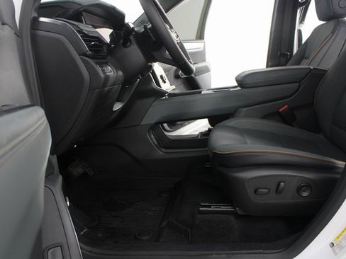 Used 2024 GMC Acadia AT4 w/ Luxury Package image 17