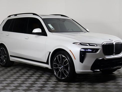 Used 2023 BMW X7 xDrive40i w/ M Sport Package image 3