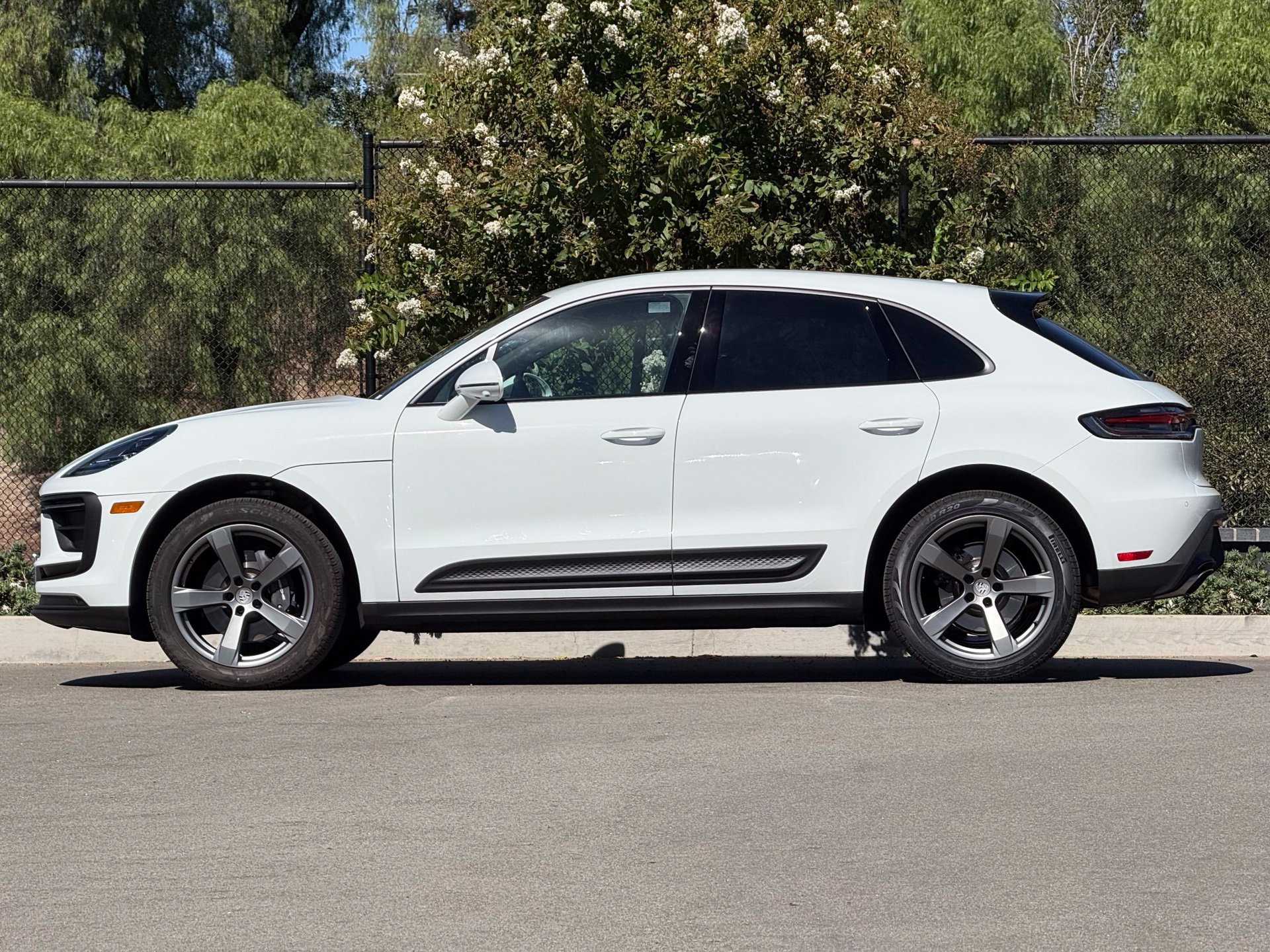 Used 2026 Porsche Macan AWD/4WD image 2