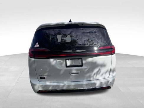 Used 2025 Chrysler Pacifica Select FWD image 6