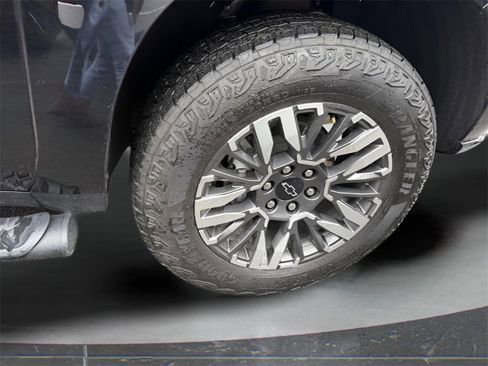 Used 2025 Chevrolet Suburban Z71 image 15