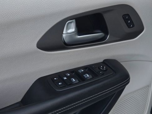 Used 2021 Chrysler Pacifica Touring-L w/ Premium & Safety Sphere Group image 37