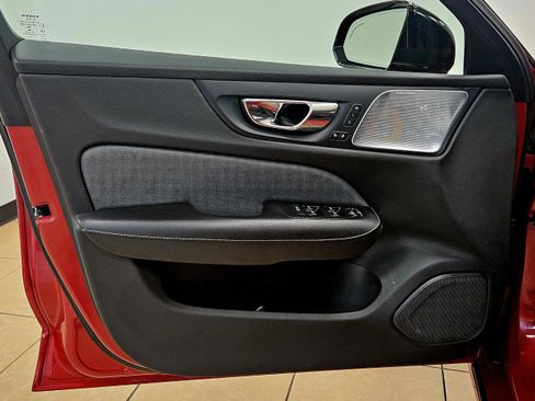 Used 2019 Volvo S60 T5 R-Design image 12