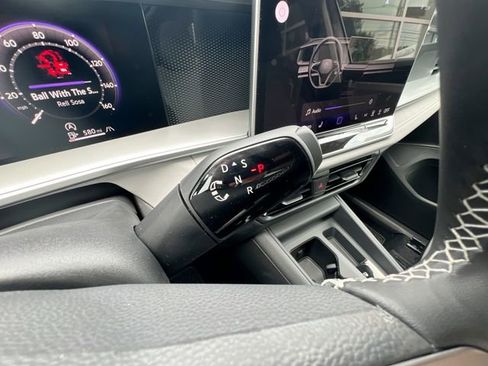 New 2025 Volkswagen Tiguan SE image 19