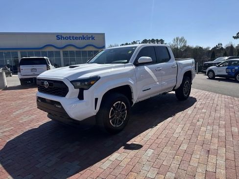 Used 2024 Toyota Tacoma TRD Sport image 1