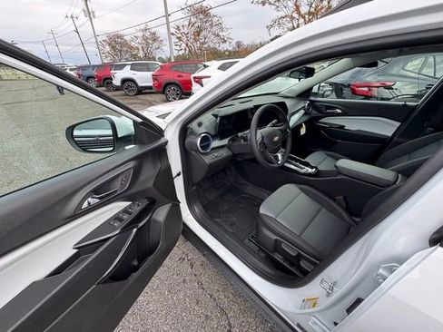 New 2026 Chevrolet Trax LT w/ Sunroof Package image 8