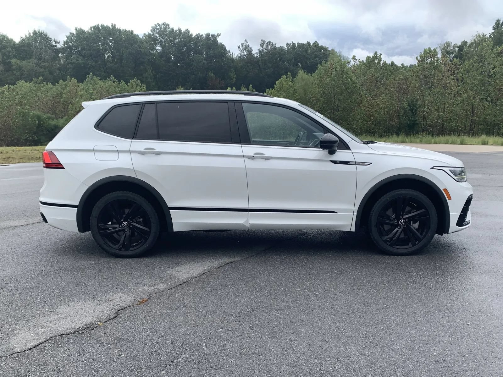 Used 2023 Volkswagen Tiguan SE R-Line FWD image 8