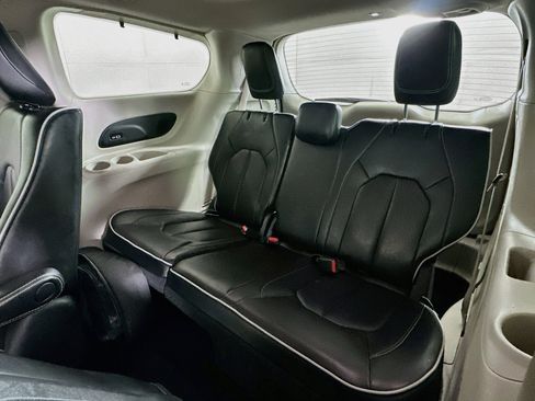 Used 2023 Chrysler Pacifica Limited FWD image 30