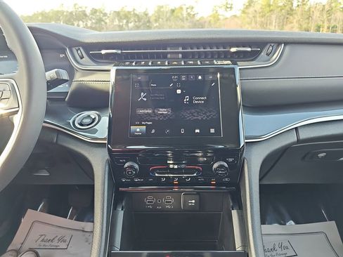 Used 2023 Jeep Grand Cherokee L Laredo image 25