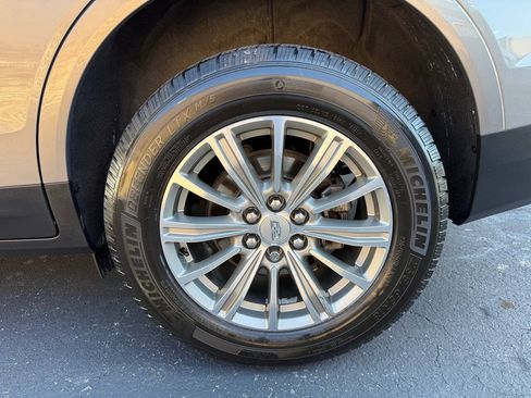 Used 2017 Cadillac XT5 Luxury w/ Driver Awareness Package FWD image 9