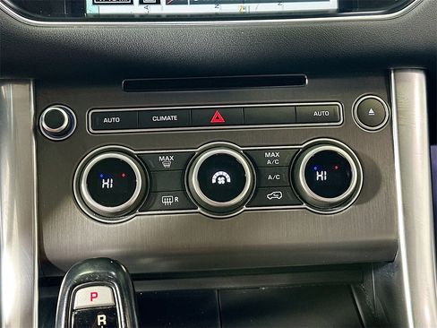Used 2016 Land Rover Range Rover Sport SE image 17