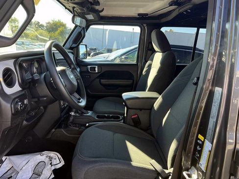 Certified 2024 Jeep Gladiator Sport image 9