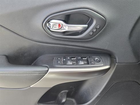 Used 2019 Jeep Cherokee Limited image 26